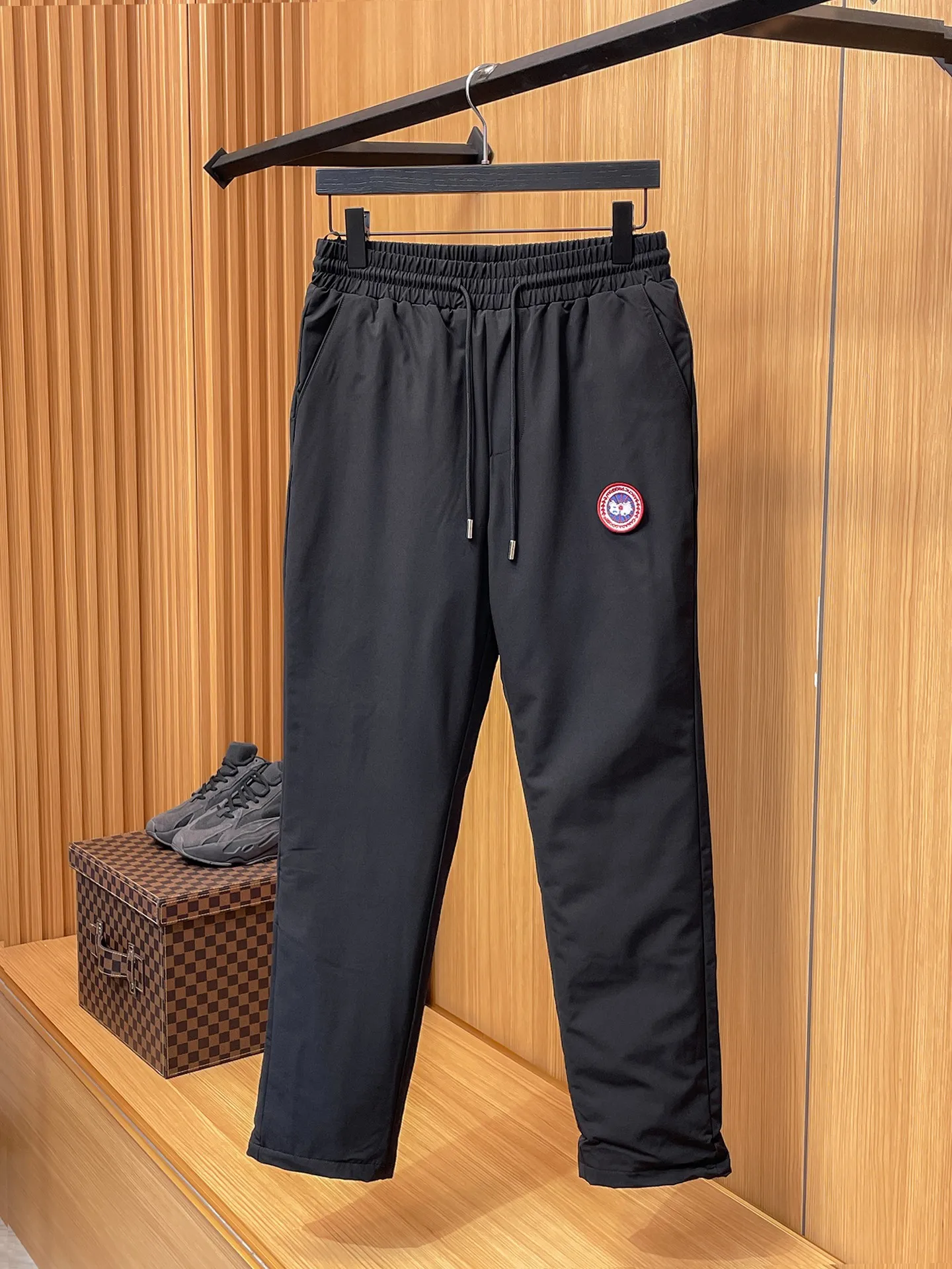 P490 Canada Goose 25 new autumn and winter products🆕Thickened warm down pants are here🌹Winter essential outdoor windproof, lockable and warm. Made of professional-grade outdoor windproof, waterproof and breathable fabric. Lining is filled with 90% white duck down. Lightweight design, lightweight and warm. Seamless gluing process on the inside. Made of light and gall-free velvet fabric to effectively prevent velvet running. Original hardware accessories. Classic logo matching. Simple and versatile. The upper body is stylish and not bulky. The style is the same for men and women! Size: M-3XL.
